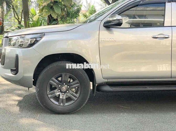 Toyota Hilux E 4x2 AT 2021 Bạc
