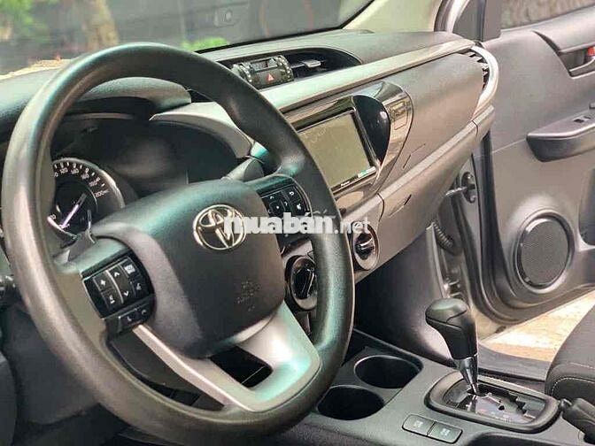 Toyota Hilux E 4x2 AT 2021 Bạc