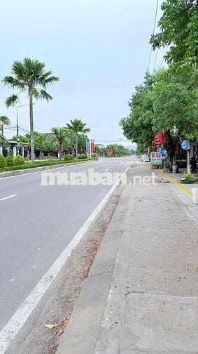 Nhà mặt tiền khu buôn bán, dân cư đông đúc, ngay trung tâm