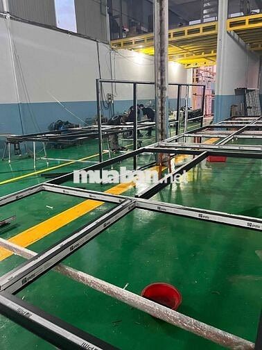THỢ ĐỨNG MÁY SẢN XUẤT NHÔM KÍNH