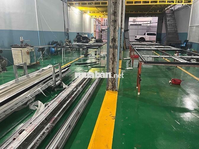 THỢ ĐỨNG MÁY SẢN XUẤT NHÔM KÍNH