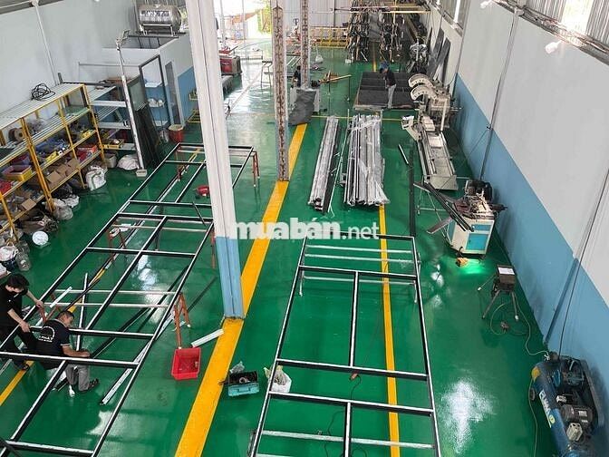 THỢ ĐỨNG MÁY SẢN XUẤT NHÔM KÍNH