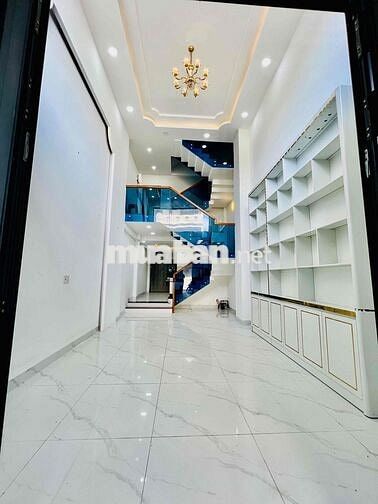 Cho Thuê Nhà Ngay Chân Cầu Ngã Tư Ga DT 250m2 1Trệt 4Lầu 4Pn 5Wc