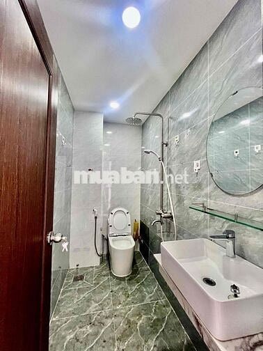 Cho Thuê Nhà Ngay Chân Cầu Ngã Tư Ga DT 250m2 1Trệt 4Lầu 4Pn 5Wc