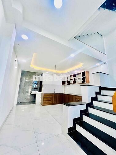 Cho Thuê Nhà Ngay Chân Cầu Ngã Tư Ga DT 250m2 1Trệt 4Lầu 4Pn 5Wc