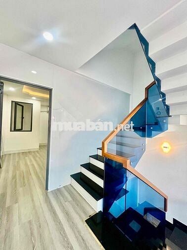Cho Thuê Nhà Ngay Chân Cầu Ngã Tư Ga DT 250m2 1Trệt 4Lầu 4Pn 5Wc