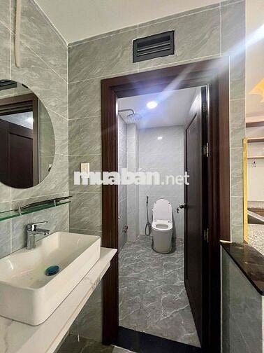 Cho Thuê Nhà Ngay Chân Cầu Ngã Tư Ga DT 250m2 1Trệt 4Lầu 4Pn 5Wc