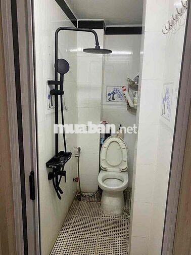 Giành cho nữ, căn phòng màu hồng nền nhà màu gỗ đen. máy lạnh