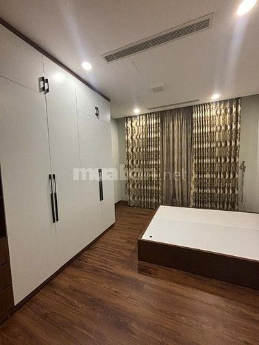 Cho thuê căn hộ R1 Royal city- 150m2, 3 PN, Nội thất mới 100%