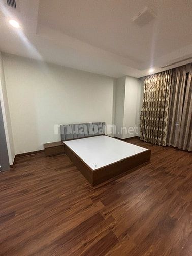Cho thuê căn hộ R1 Royal city- 150m2, 3 PN, Nội thất mới 100%