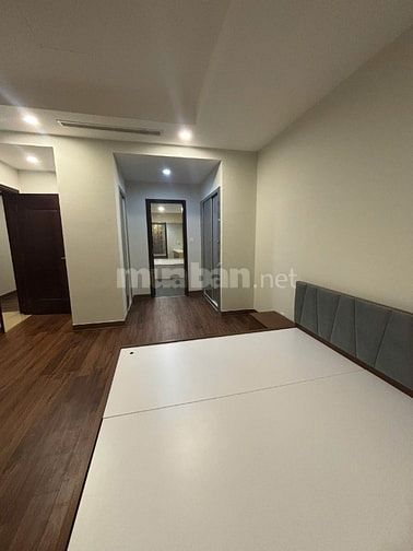 Cho thuê căn hộ R1 Royal city- 150m2, 3 PN, Nội thất mới 100%