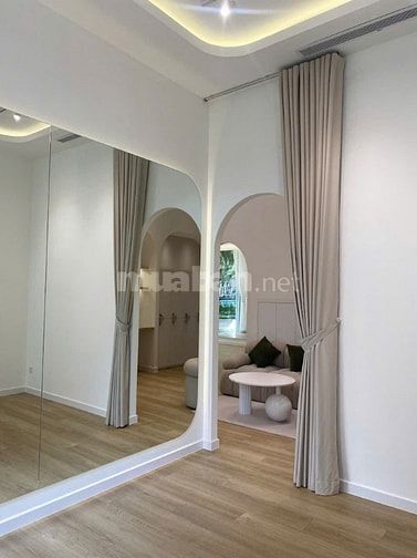 Bán Shophouse Vinhomes Park 1, 10x22m đất, đang kinh doanh