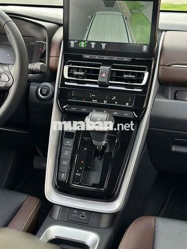 Toyota Innova Cross V 2025 Trắng