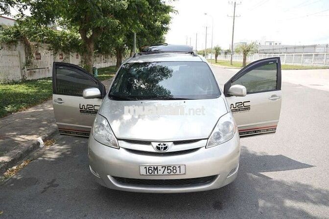 Toyota Sienna Bạc 7 chỗ