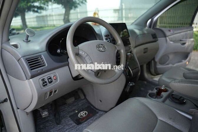 Toyota Sienna Bạc 7 chỗ