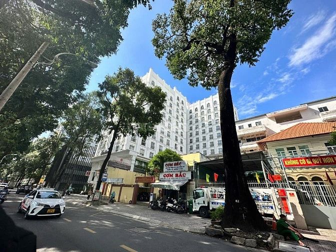 Diện tích lớn 18x40m. CN 600m2 - Mặt tiền Nguyễn Tri Phương, Quận 10