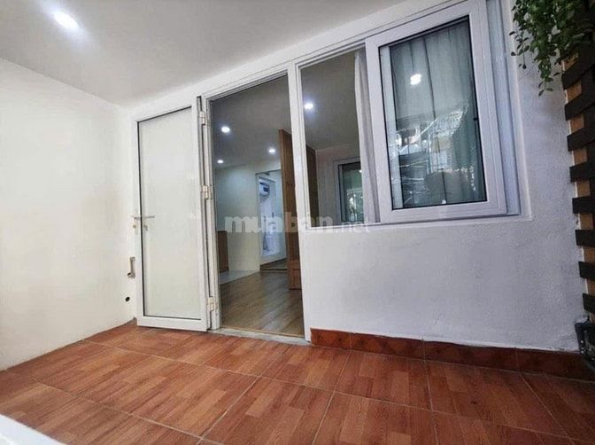 Bán căn hộ tập thể tầng 2 mặt phố Nguyên Hồng 