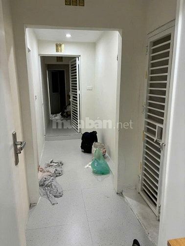 Bán căn hộ tập thể tầng 2 mặt phố Nguyên Hồng 