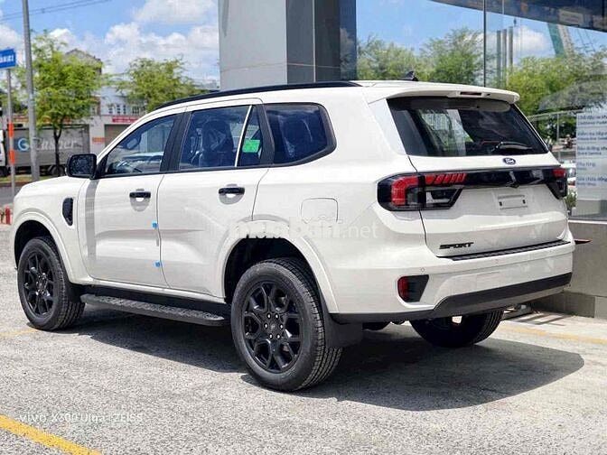 Ford Everest  2026 trả trước 240 triệu nhận xe