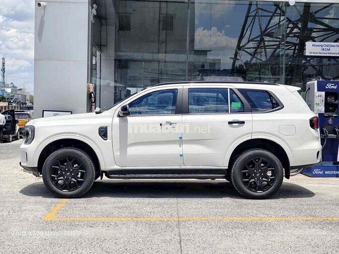 Ford Everest  2026 trả trước 240 triệu nhận xe
