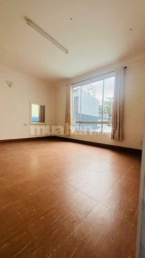 24 Tỷ! Bán Khuôn Đất Xây Cao Hẻm Xe Hơi Ngay Vincom Nguyễn Xí - 10x16m