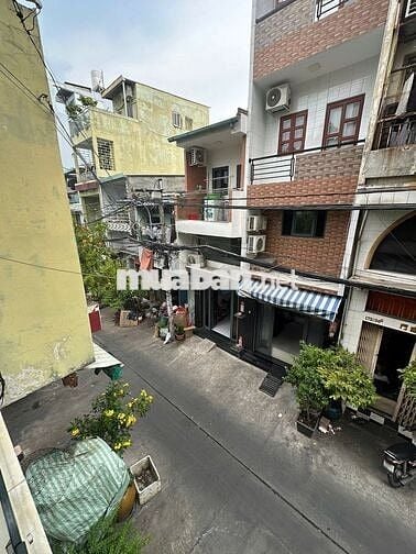 Nguyên lầu 40m2 giá 5.5 triệu Tạ Uyên Q11