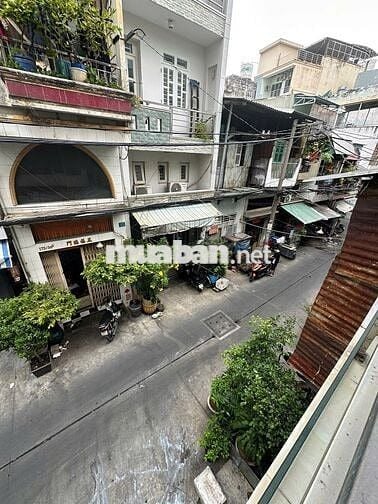 Nguyên lầu 40m2 giá 5.5 triệu Tạ Uyên Q11