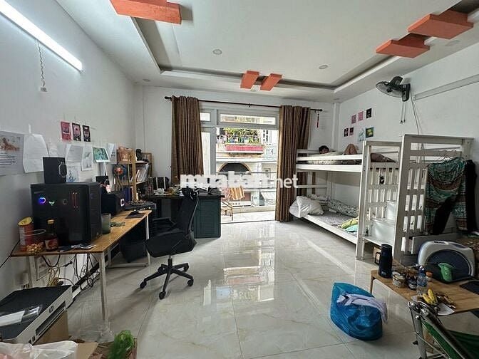 Nguyên lầu 40m2 giá 5.5 triệu Tạ Uyên Q11