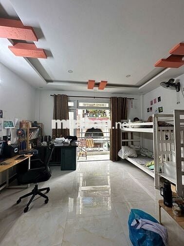 Nguyên lầu 40m2 giá 5.5 triệu Tạ Uyên Q11