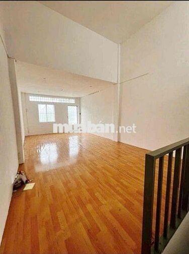 Cho thuê nhà mt 40tr 8x20m 3 lầu st