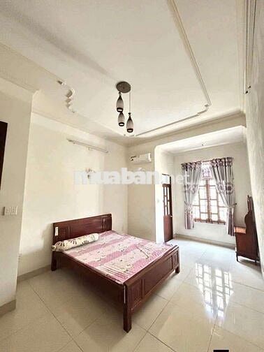 Cho thuê nhà 240m2 có 6 phòng, 5wc gần chợ xóm vắng Dĩ An