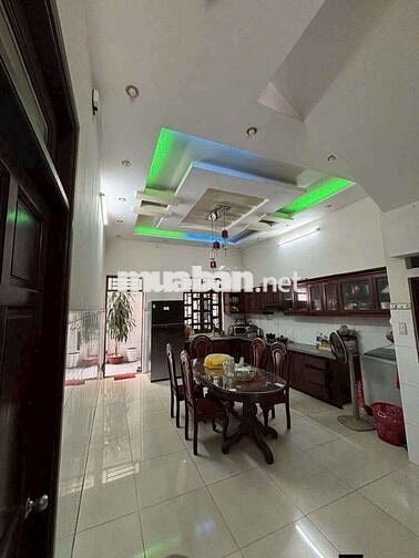 Cho thuê nhà 240m2 có 6 phòng, 5wc gần chợ xóm vắng Dĩ An