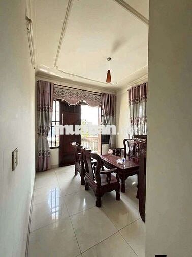 Cho thuê nhà 240m2 có 6 phòng, 5wc gần chợ xóm vắng Dĩ An