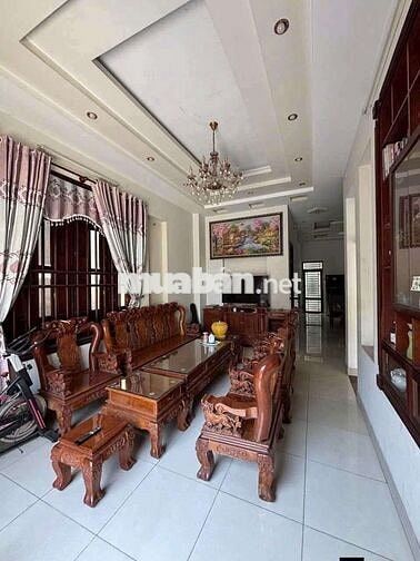 Cho thuê nhà 240m2 có 6 phòng, 5wc gần chợ xóm vắng Dĩ An