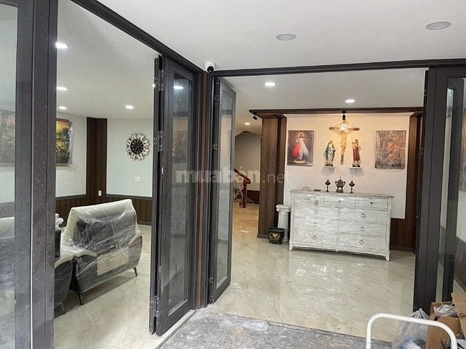 CHDV 5 TẦNG THANG MÁY – HẺM XE TẢI QUAY ĐẦU – SÂN TRƯỚC NHÀ RỘNG 500M2