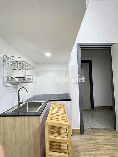 Phòng mới xây cửa sổ trời sẵn máy lạnh cuối Lê Trọng Tấn