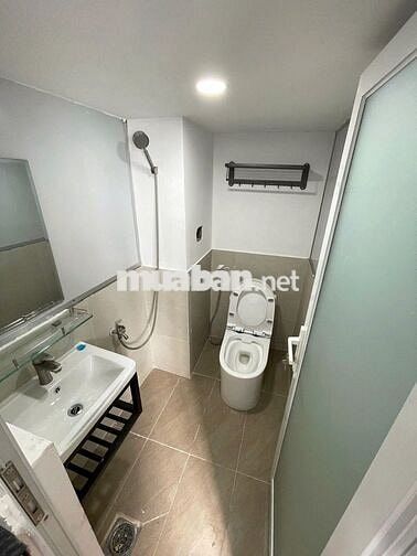Phòng mới xây cửa sổ trời sẵn máy lạnh cuối Lê Trọng Tấn