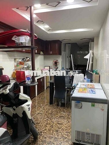 Nhà 5 Tầng Bề thế kiên cố và sang trọng cách mặt tiền 1 căn