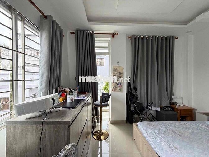 Nhà 5 Tầng Bề thế kiên cố và sang trọng cách mặt tiền 1 căn