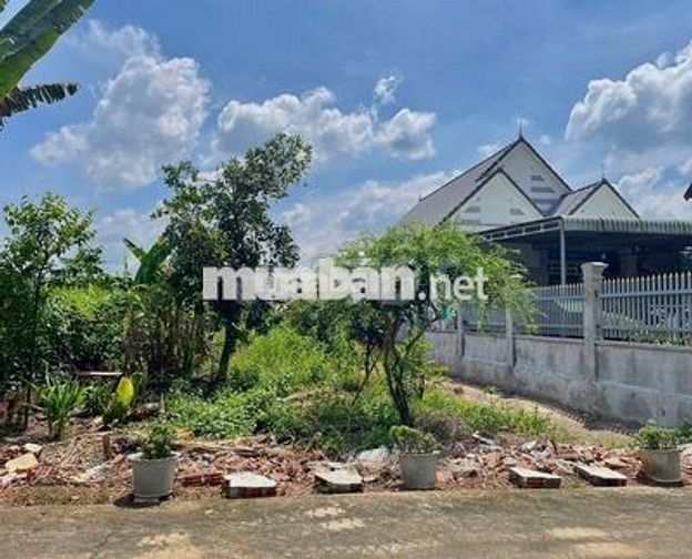 Bán đất ngay khu dân cư đông, diện tích 531m2 thổ cư sẵn 200m2, sổ sẳn