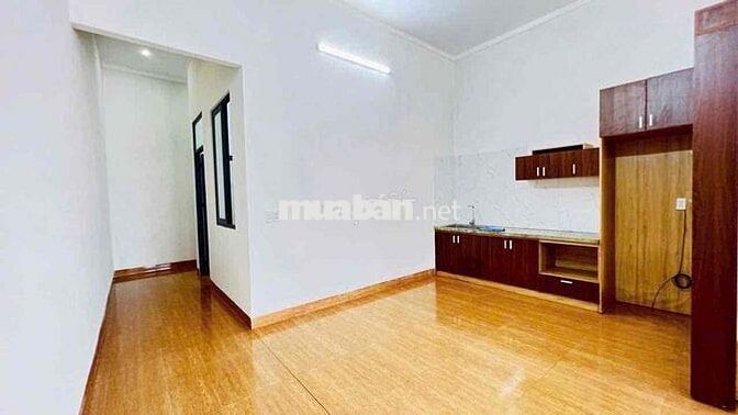 Nhà co sân ô tô, p khách + bếp liền nhau , 2 pn, 1  wcDiện tích: 5*23