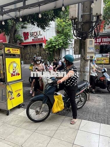 Nhân viên bán bánh mì
