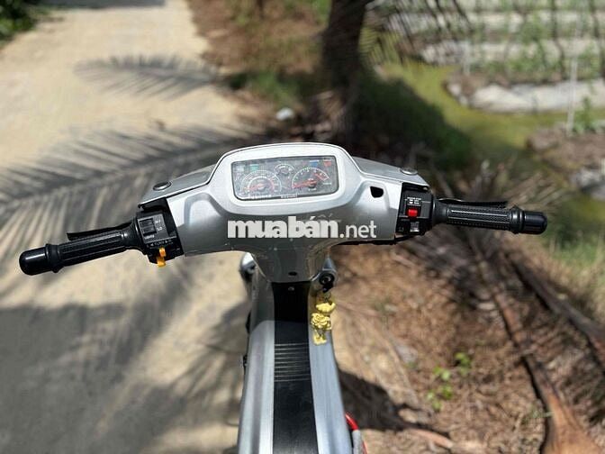 Suzuki Sport màu Bạc