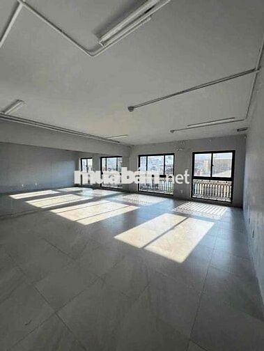 Tòa nhà ngay vòng xoay Dân Chủ - DT 500m2 có thang máy trống suốt 
