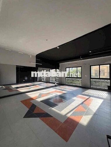 Tòa nhà ngay vòng xoay Dân Chủ - DT 500m2 có thang máy trống suốt 