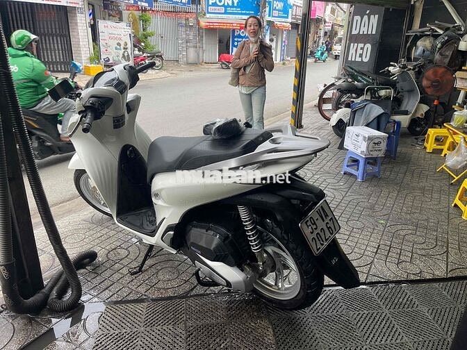 Honda SH160i Trắng 2000 km