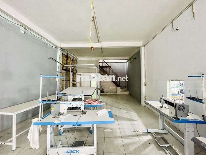 BÁN NHÀ XƯỞNG 320M. ĐƯỜNG XE TẢI ĐỖ CỬA. 20M RA TÔ KÝ.