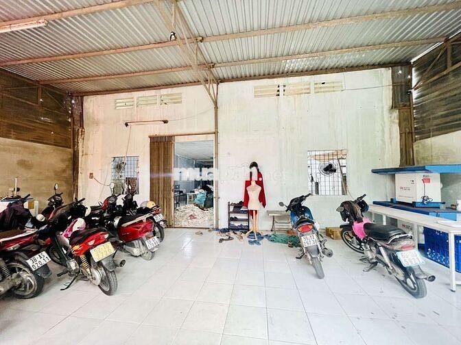 BÁN NHÀ XƯỞNG 320M. ĐƯỜNG XE TẢI ĐỖ CỬA. 20M RA TÔ KÝ.