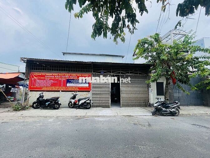 BÁN NHÀ XƯỞNG 320M. ĐƯỜNG XE TẢI ĐỖ CỬA. 20M RA TÔ KÝ.