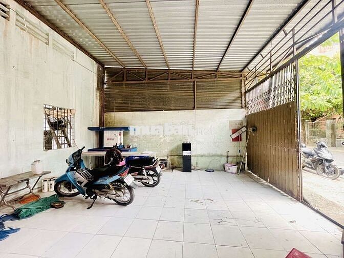 BÁN NHÀ XƯỞNG 320M. ĐƯỜNG XE TẢI ĐỖ CỬA. 20M RA TÔ KÝ.